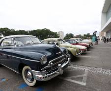 Comemoração de um ano da placa preta no Paraná reúne mais de 100 veículos antigos