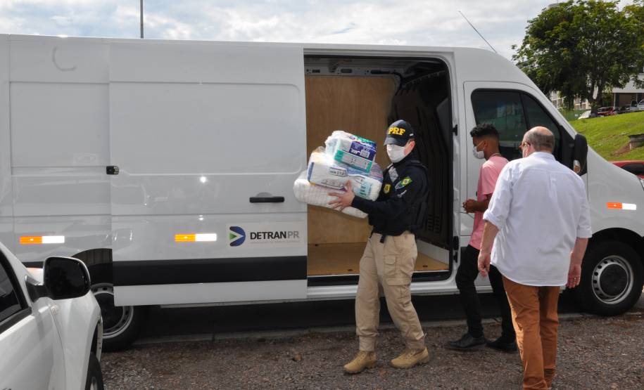Detran-PR participa de campanha da PRF que arrecadou mais de três mil fraldas geriátricas