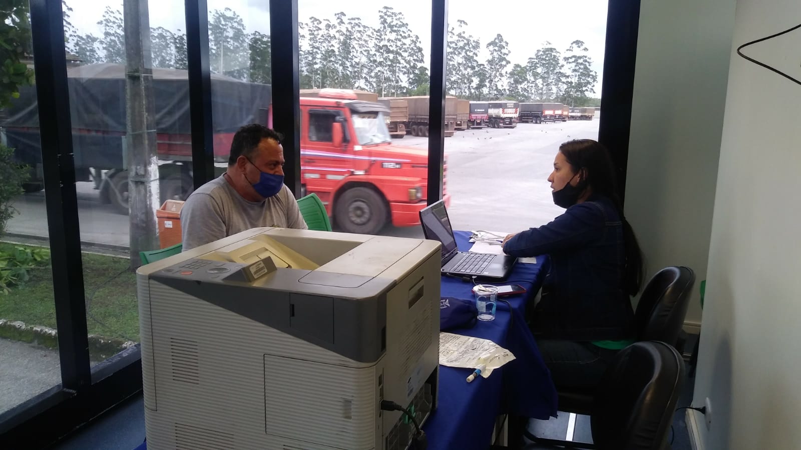 Detran-PR participa do Porto em Ação prestando serviços a caminhoneiros