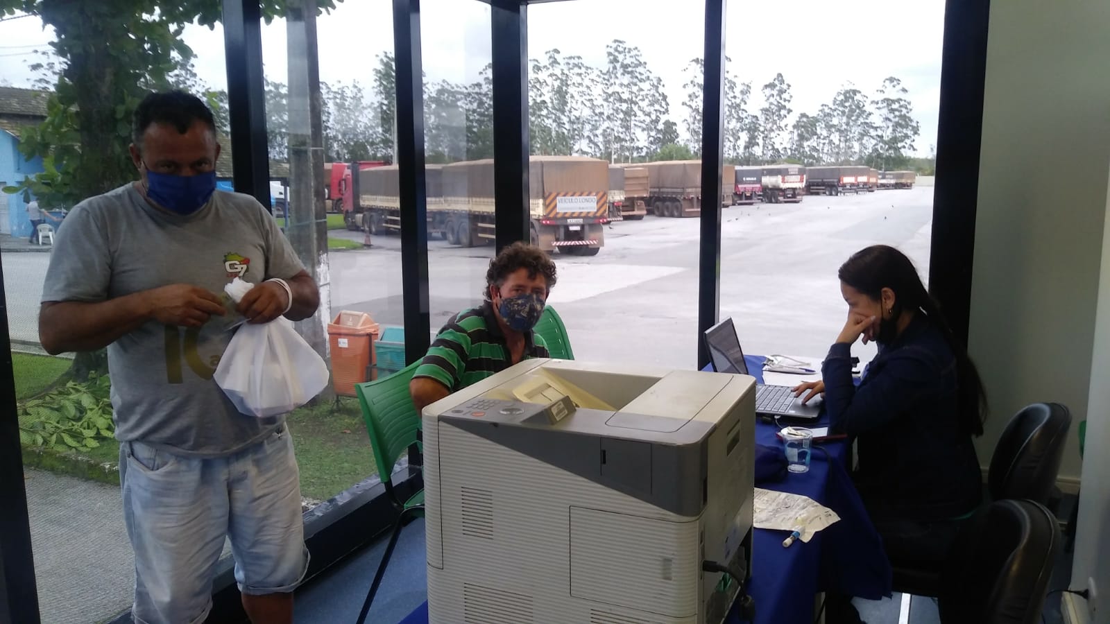 Detran-PR participa do Porto em Ação prestando serviços a caminhoneiros