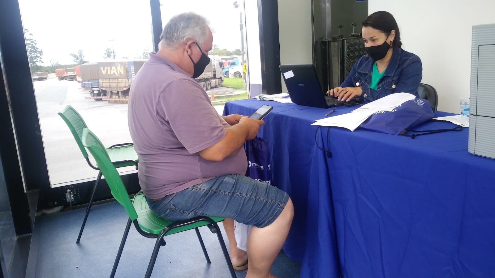 Detran-PR participa do Porto em Ação prestando serviços a caminhoneiros