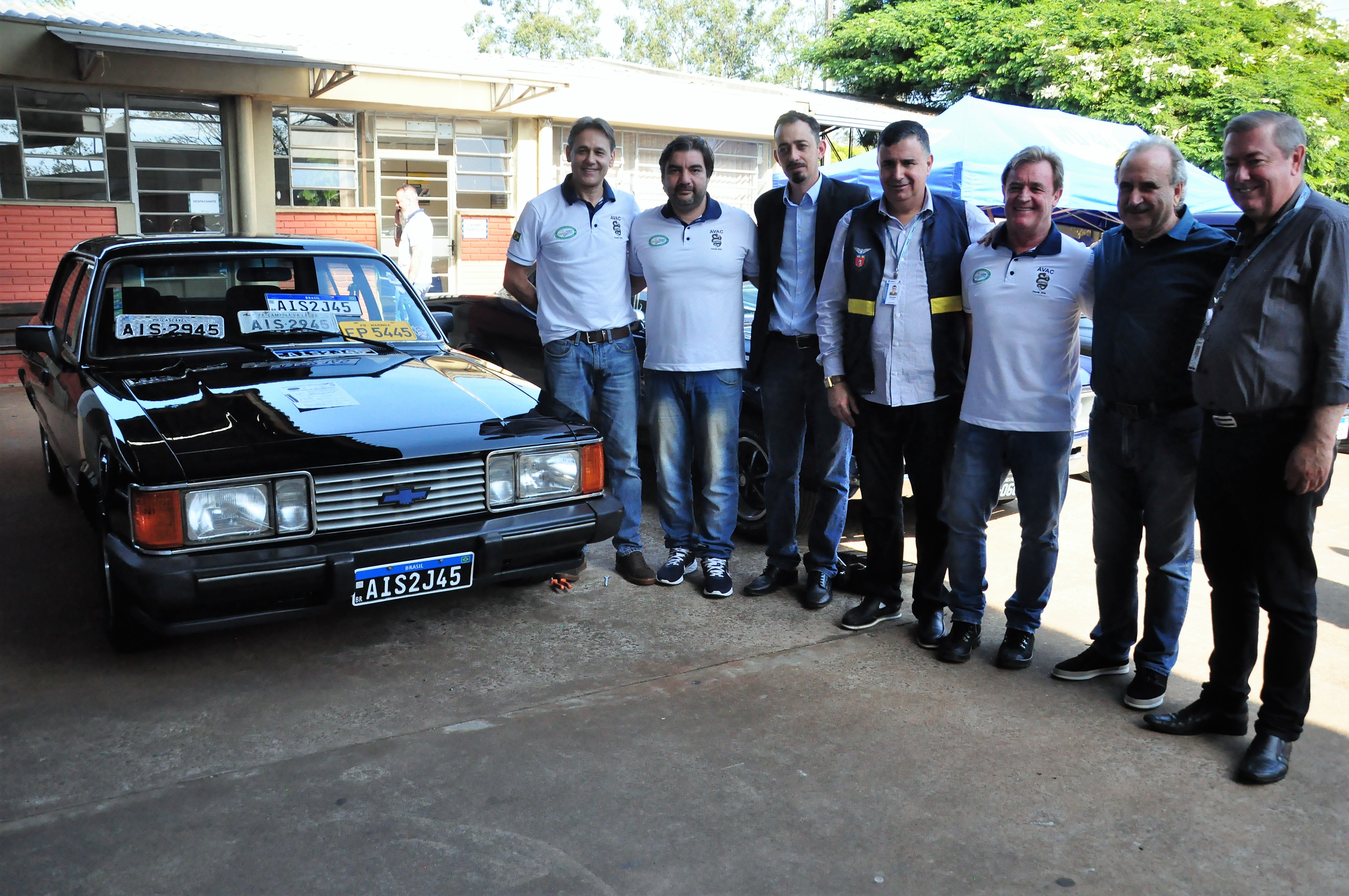 1º encontro de veículos antigos em Cascavel reúne cerca de 80 exemplares na Ciretran