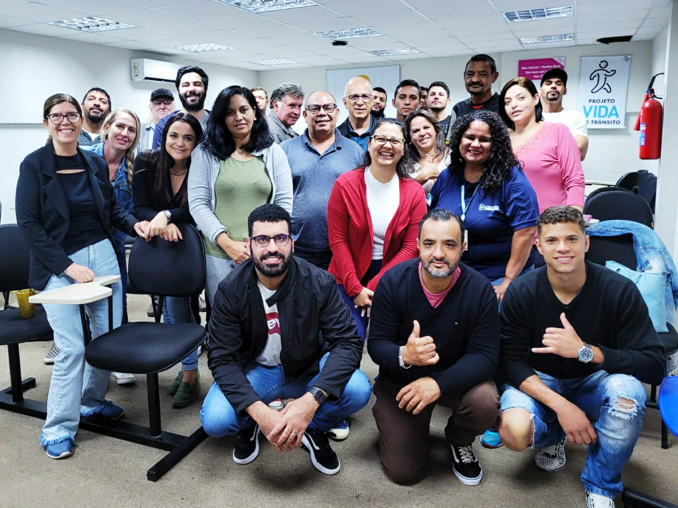 Se liga no trânsito, não no celular | Ação educativa idealizada por alunos do curso de reciclagem da cidade de Londrina