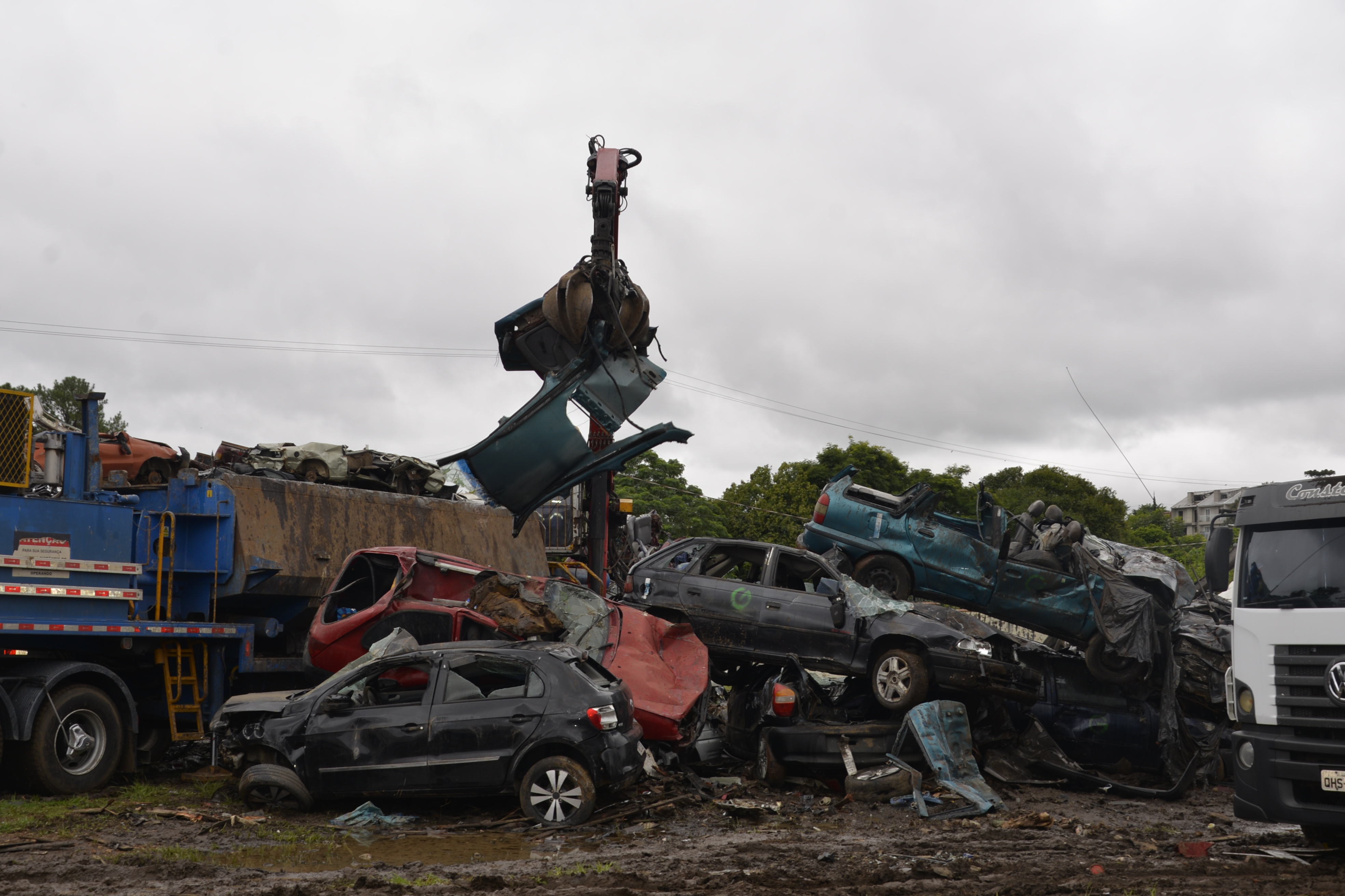 Detran-PR prensa 452 toneladas de materiais destinados à reciclagem