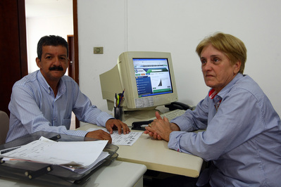 Sede e atendimento do Detran de Morretes. Na foto, o agente funerário Davi Borba e a coordenadora do Detran, Maria Alice de Mello Cordeiro.