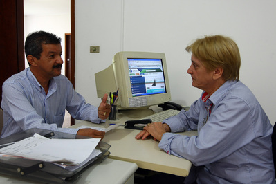 Sede e atendimento do Detran de Morretes. Na foto, o agente funerário Davi Borba e a coordenadora do Detran, Maria Alice de Mello Cordeiro.