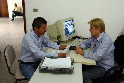 Sede e atendimento do Detran de Morretes. Na foto, o agente funerário Davi Borba e a coordenadora do Detran, Maria Alice de Mello Cordeiro.