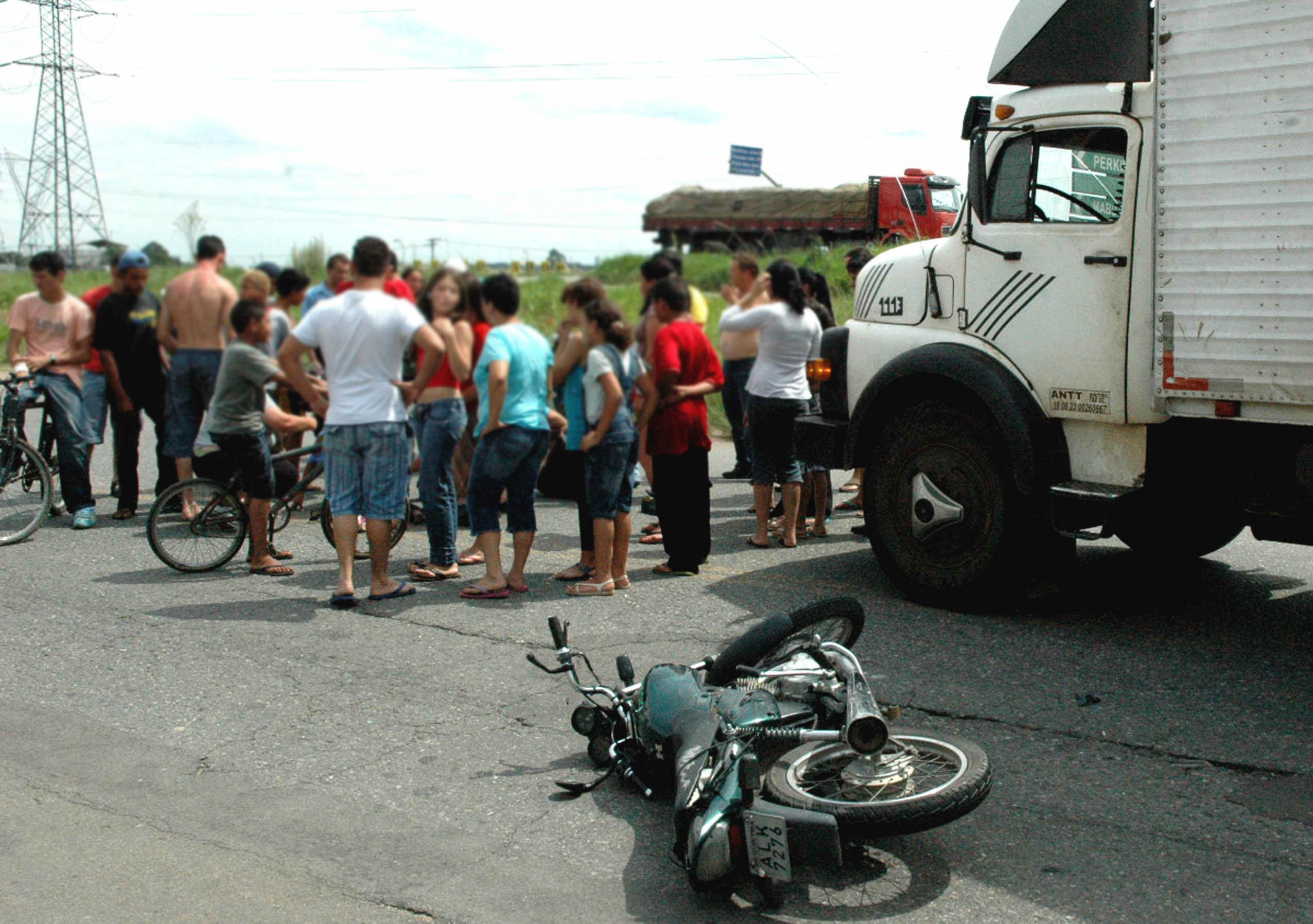 No Paraná, a cada hora, são registrados, em média, 3 acidentes de trânsito envolvendo motos. A estimativa do Departamento de Trânsito do Estado (Detran) é que todos os anos aproximadamente 500 motociclistas morrem e 20 mil são feridos nestas ocorrências.
