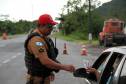 O feriadão de Carnaval terminou com mais acidentes e mortes nas rodovias paranaenses, em comparação com o ano passado. De acordo com o balanço divulgado nesta quarta-feira (01) pela Polícia Militar do Paraná, foram registrados 133 acidentes com 132 feridos e 10 mortos, além de três atropelamentos neste feriado. No mesmo período do ano anterior, foram 127 acidentes, 129 feridos, sete mortos e três atropelamentos. 