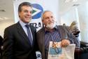 O governador Beto Richa anunciou nesta terça-feira (18), no Palácio Iguaçu, a restituição, pelo Detran-PR, de R$ 2 milhões para 25 cidades paranaenses que não estão integradas ao Sistema Nacional de Trânsito (SNT) e que não possuem adesão ao convênio de delegação para fiscalização de trânsito.Os valores são referentes a multas de trânsito de competência municipal, lavradas por agentes da autoridade de trânsito estadual. Curitiba,18/07/2017 Foto:Jaelson Lucas / ANPr