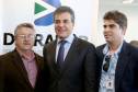 O governador Beto Richa anunciou nesta terça-feira (18), no Palácio Iguaçu, a restituição, pelo Detran-PR, de R$ 2 milhões para 25 cidades paranaenses que não estão integradas ao Sistema Nacional de Trânsito (SNT) e que não possuem adesão ao convênio de delegação para fiscalização de trânsito.Os valores são referentes a multas de trânsito de competência municipal, lavradas por agentes da autoridade de trânsito estadual. Curitiba,18/07/2017 Foto:Jaelson Lucas / ANPr