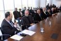 Reunião no Palácio Iguaçu, nesta quinta-feira (05), o Governo do Estado anunciou medidas sobre a emissão de documentos de veículos por despachantes será digitalizada e certificada pelo Departamento de Trânsito do Paraná (Detran-PR), vai aumentar a segurança do procedimento, diminuir a necessidade de envio de documentos físicos para armazenamento no Departamento e agilizar a entrega da documentação para os proprietários de veículos e, também pais e estudantes da rede estadual de ensino