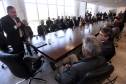 Reunião no Palácio Iguaçu, nesta quinta-feira (05), o Governo do Estado anunciou medidas sobre a emissão de documentos de veículos por despachantes será digitalizada e certificada pelo Departamento de Trânsito do Paraná (Detran-PR), vai aumentar a segurança do procedimento, diminuir a necessidade de envio de documentos físicos para armazenamento no Departamento e agilizar a entrega da documentação para os proprietários de veículos e, também pais e estudantes da rede estadual de ensino