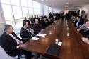 Reunião no Palácio Iguaçu, nesta quinta-feira (05), o Governo do Estado anunciou medidas sobre a emissão de documentos de veículos por despachantes será digitalizada e certificada pelo Departamento de Trânsito do Paraná (Detran-PR), vai aumentar a segurança do procedimento, diminuir a necessidade de envio de documentos físicos para armazenamento no Departamento e agilizar a entrega da documentação para os proprietários de veículos e, também pais e estudantes da rede estadual de ensino