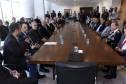 Reunião no Palácio Iguaçu, nesta quinta-feira (05), o Governo do Estado anunciou medidas sobre a emissão de documentos de veículos por despachantes será digitalizada e certificada pelo Departamento de Trânsito do Paraná (Detran-PR), vai aumentar a segurança do procedimento, diminuir a necessidade de envio de documentos físicos para armazenamento no Departamento e agilizar a entrega da documentação para os proprietários de veículos e, também pais e estudantes da rede estadual de ensino