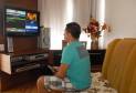 O jornalista Alvaro Divardin é um dos usuários da TV Digital e aprovou o aplicativo do Detran. ?É bem fácil de usar, intuitivo e rápido. Muito bom, especialmente para quem não tem experiência com tablet ou computador, como minha mãe, por exemplo?. Foto: Allan Marba/Detran