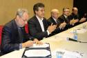 Governador Beto Richa assina a portaria que autoriza o recebimento de carteiras de habilitação suspensas em Centros de Formação de Condutores (CFCs). Participaram da solenidade: o diretor do Detran, Marcos Traad, deputado federal, Osmar Serraglio e o presidente do Sindicato das Auto Escolas do Paraná, Justino Rodrigues. Curitiba, 16-06-14. Foto: Arnaldo Alves / ANPr.