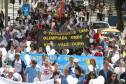 Caminhada em Guarapuava para promover a cultura da paz nas escolas, famílias e trânsito levou centenas de pessoas para o centro da cidade_Foto Elisa B. Valentim