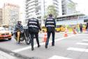 Mais de mil exemplares com material educativo foram entregues pelo Departamento de Trânsito do Paraná (Detran) e pelo Batalhão de Polícia de Trânsito (BPTran) durante uma blitz educativa nesta quinta-feira (21), na Avenida Cândido de Abreu, no centro de Curitiba.
