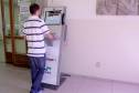 Acadêmicos, funcionários e comunidade já podem ter acesso aos serviços e consultas de habilitação e veículos dentro da Universidade. Nos últimos dois meses, o Detran (Departamento de Trânsito do Paraná) instalou três terminais de autoatendimento na Universidade Estadual do Centro-Oeste (Unicentro), Universidade Estadual de Ponta Grossa (UEPG) e Universidade Estadual do Norte do Paraná (UENP).Foto: Divulgação