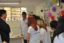 A primeira coisa que os jovens do ensino médio encontram ao chegar ao Hospital Universitário Cajuru, em Curitiba, foi um veículo destruído. Em uma ação inédita, com apoio do Departamento de Trânsito do Paraná (Detran), o hospital organiza uma visita guiada para alertar os futuros condutores sobre os riscos da imprudência no trânsito. 