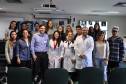 A primeira coisa que os jovens do ensino médio encontram ao chegar ao Hospital Universitário Cajuru, em Curitiba, foi um veículo destruído. Em uma ação inédita, com apoio do Departamento de Trânsito do Paraná (Detran), o hospital organiza uma visita guiada para alertar os futuros condutores sobre os riscos da imprudência no trânsito. 