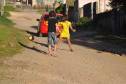 No período de férias escolares (de dezembro a fevereiro), as crianças tendem a brincar mais nas ruas e assim também podem estar mais expostas aos riscos de acidentes de trânsito. Pensando nisso, o Departamento de Trânsito do Paraná (Detran) elaborou algumas dicas aos pais e motoristas para garantir a segurança e boas lembranças dos dias de lazer. 