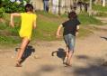 No período de férias escolares (de dezembro a fevereiro), as crianças tendem a brincar mais nas ruas e assim também podem estar mais expostas aos riscos de acidentes de trânsito. Pensando nisso, o Departamento de Trânsito do Paraná (Detran) elaborou algumas dicas aos pais e motoristas para garantir a segurança e boas lembranças dos dias de lazer. 