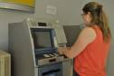 O Governo do Paraná e o Banco do Brasil lançaram nesta quinta-feira (10) uma facilidade inédita para proprietários de veículos e motoristas paranaenses. Agora, é possível pagar guias, com código de barras, do Departamento Estadual de Trânsito (Detran/PR) nos terminais de autoatendimento do BB com cartões de débito de todos os bancos. 