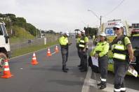 Detran-PR atua em blitz educativa na BR-277 em ação pelo encerramento do Maio Amarelo
