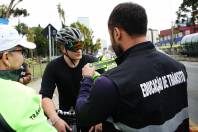 Mais de 200 ciclistas são abordados em ação de conscientização