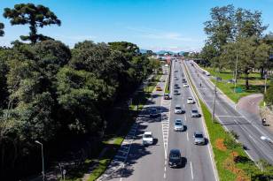 Curitiba, 19 de abril de 2024 - Avenida Prefeito Lothário Meissner, no região do Jardim Botânico, em Curitiba.