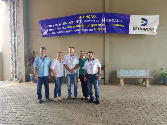 Dirtor-geral Cesar Kogut com funcionários da Ciretran de Cornélio Procópio