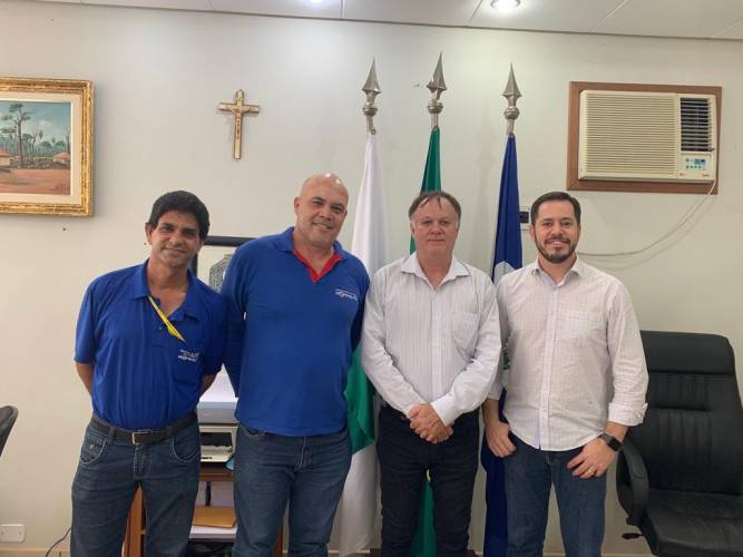 Diretor-geral Cesar Kogut com prefeito de Santa Fé Fernando Brambilla e donos de CFC