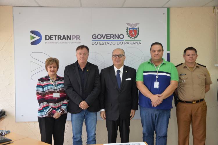 Na manhã desta terça-feira (14), o diretor-geral do Departamento de Trânsito do Paraná (Detran-PR), Cesar Kogut, recebeu em seu gabinete o embaixador Carlos José Fleitas Rodriguez, Cônsul Geral da República do Paraguai. O encontro foi uma visita de cortesia.