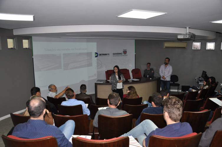 Detran-PR realiza reunião com gestores do convênio de sinalização viária