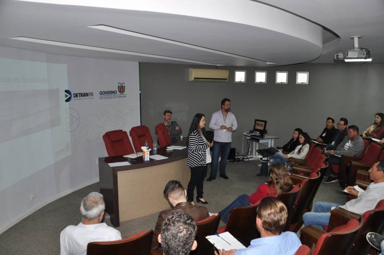 Detran-PR realiza reunião com gestores do convênio de sinalização viária