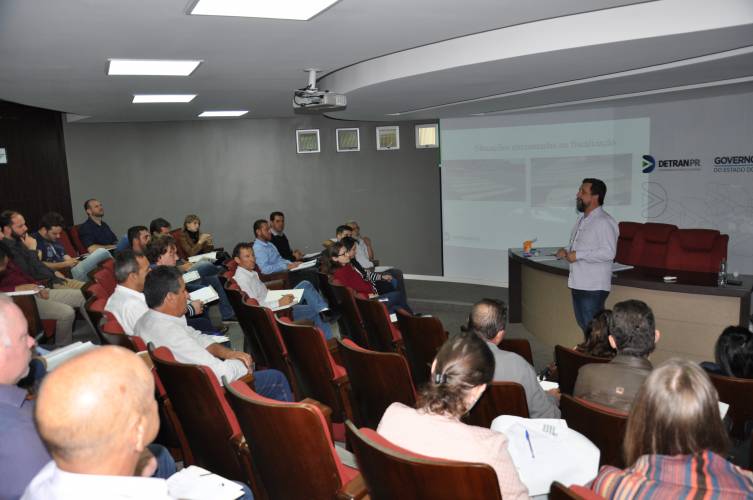 Detran-PR realiza reunião com gestores do convênio de sinalização viária