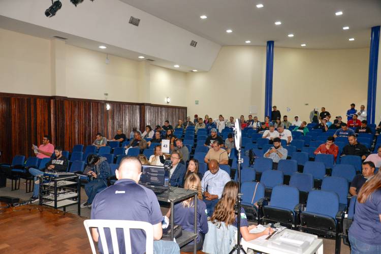 Leilões de 341 veículos em Curitiba, Londrina e Maringá rendem R$ 1,9 milhão