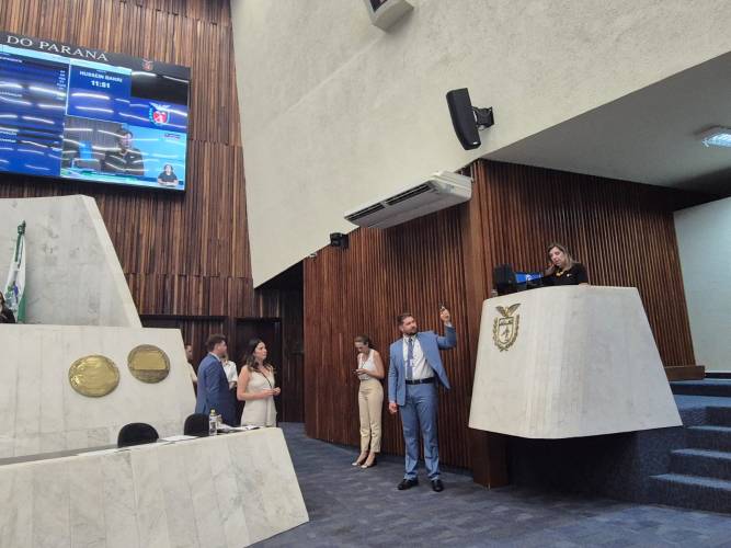 Participação ocorreu no início da sessão plenária desta segunda-feira (6).