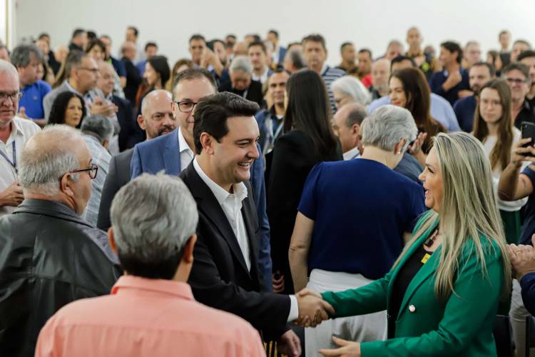 O governador Carlos Massa Ratinho Jr. anuncia investimentos de mais de R$ 100 milhões para o Detran.