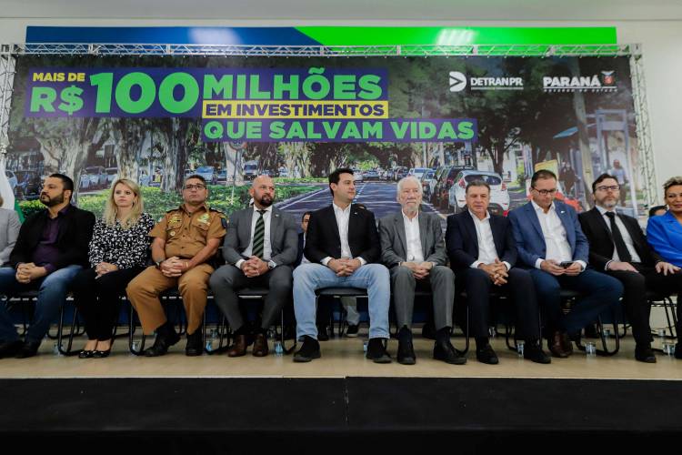 O governador Carlos Massa Ratinho Jr. anuncia investimentos de mais de R$ 100 milhões para o Detran.