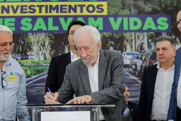 O governador Carlos Massa Ratinho Jr. anuncia investimentos de mais de R$ 100 milhões para o Detran.