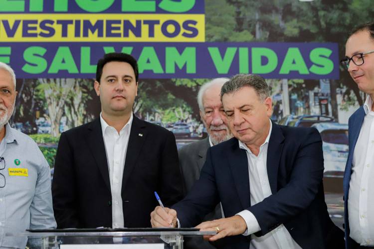 O governador Carlos Massa Ratinho Jr. anuncia investimentos de mais de R$ 100 milhões para o Detran.