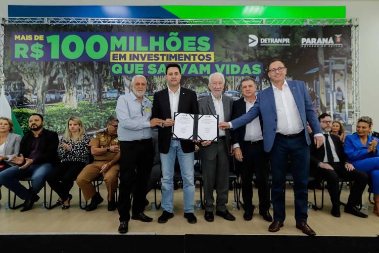 O governador Carlos Massa Ratinho Jr. anuncia investimentos de mais de R$ 100 milhões para o Detran.