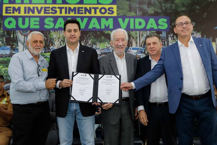 O governador Carlos Massa Ratinho Jr. anuncia investimentos de mais de R$ 100 milhões para o Detran.