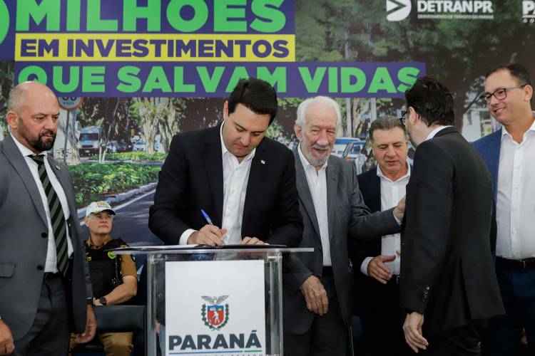 O governador Carlos Massa Ratinho Jr. anuncia investimentos de mais de R$ 100 milhões para o Detran.