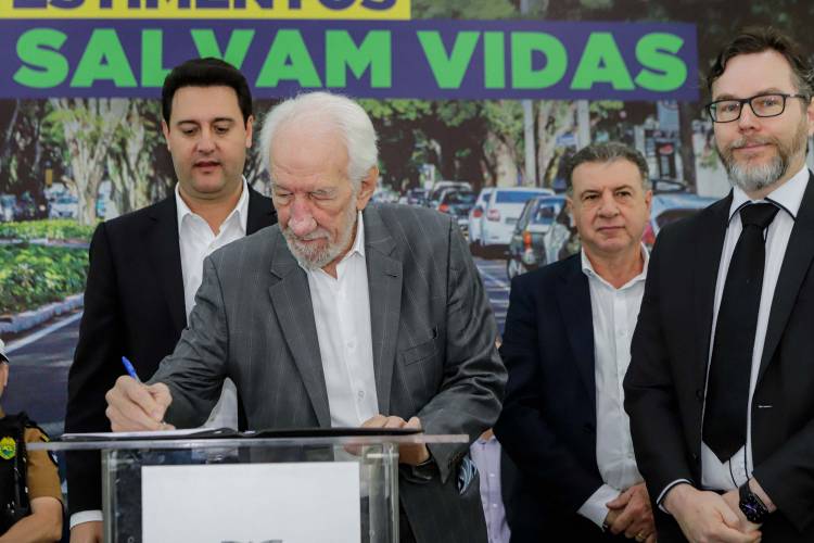 O governador Carlos Massa Ratinho Jr. anuncia investimentos de mais de R$ 100 milhões para o Detran.