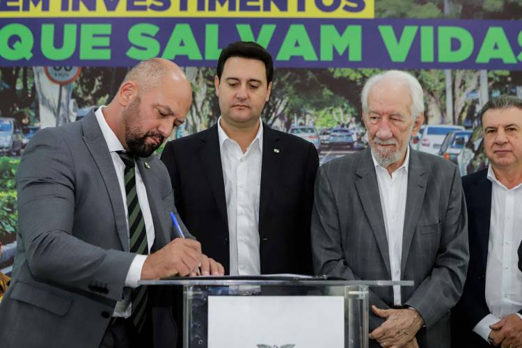 O governador Carlos Massa Ratinho Jr. anuncia investimentos de mais de R$ 100 milhões para o Detran.