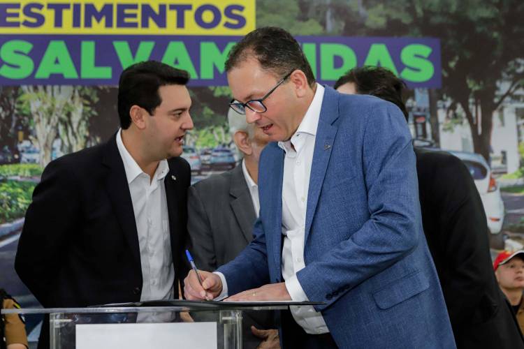 O governador Carlos Massa Ratinho Jr. anuncia investimentos de mais de R$ 100 milhões para o Detran.